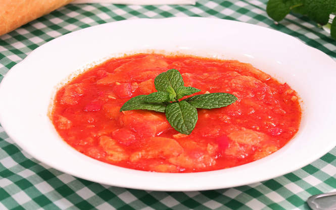 Sopa de tomate con pan