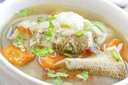 Sopa de pescado con verduras