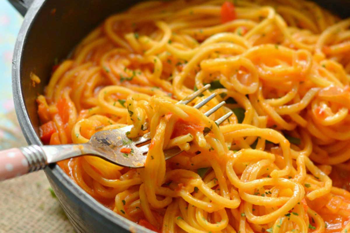 Spaguetti con pollo (Receta de pasta espaguetis fácil)