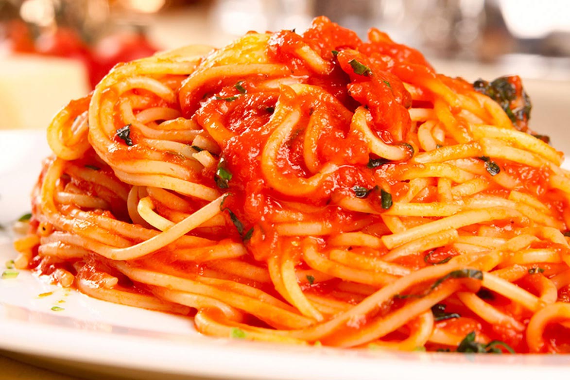 Espaguetis con pollo y sofrito de tomate (con guarnición)
