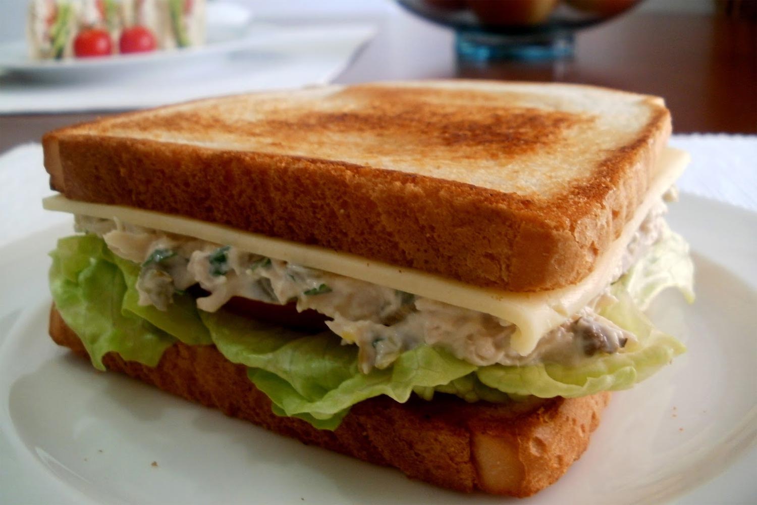 Sandwich de pollo desmenuzado con mayonesa
