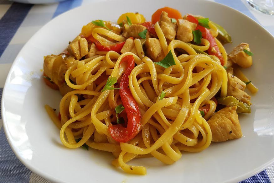 Pasta de espaguetis con pollo y verduras - Como se hace
