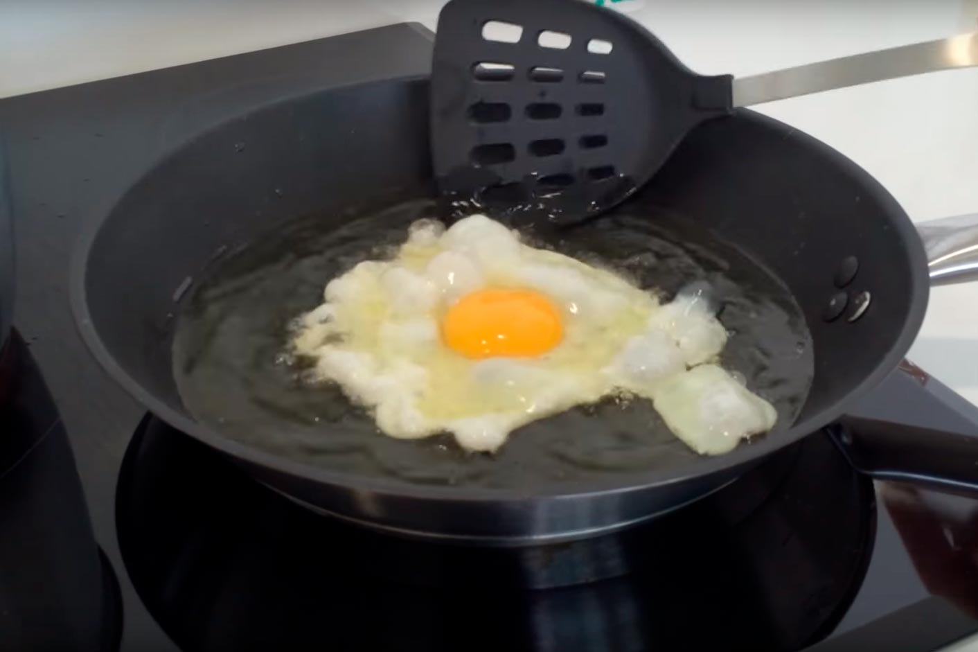 Cómo hacer huevos fritos adecuadamente (Receta básica)