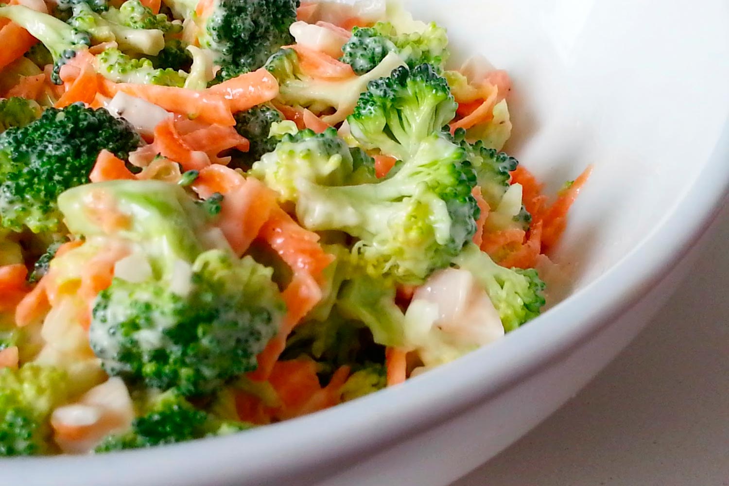 Ensalada de brócoli crudo, tomate y zanahoria (Saludable)