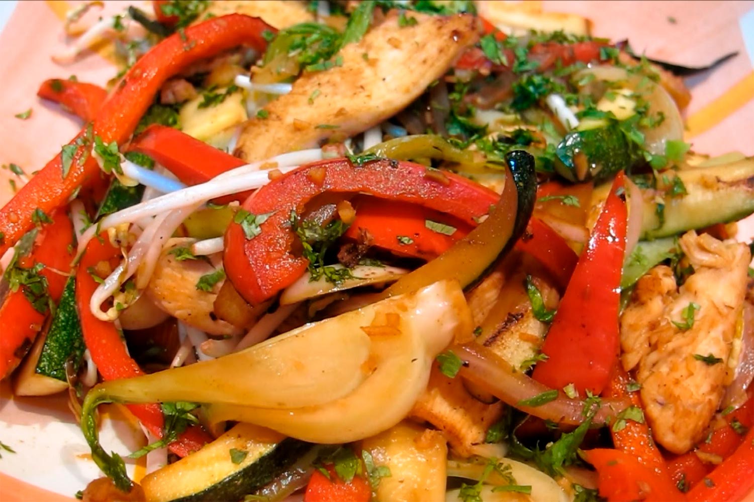 Wok de pollo y verduras wok de hacer)
